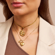 Ein besonderer Anhänger, der unsere Gefühle anspricht! Mit seinem herzförmigen Design, das wieder im Trend liegt, verleiht dieser Anhänger jedem Outfit eine persönliche Note. Er lässt sich wunderbar mit anderen Anhängern kombinieren, aber auch allein getragen strahlt er Wärme aus. Falls du noch die passende Kette benötigst, empfehlen wir die Bobby Kette in beiden Größen - sie passt perfekt dazu. Probier es doch gleich aus!