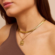Sunny Sun Halskette: Die Sonne als Quelle des Lebens. Mit unserer Sunny Sun Halskette trägst du ihre Kraft bei dir. Der Vintage-Look verleiht dieser Kette eine gewisse Magie, wie ein Erbstück, das du schon ewig an deinem Hals trägst. Perfekt zum Layering mit einer Snake-Kette, um deinen eigenen Schmuckstil zu kreieren. Für Frauen, 18k vergoldet und wasserfest.