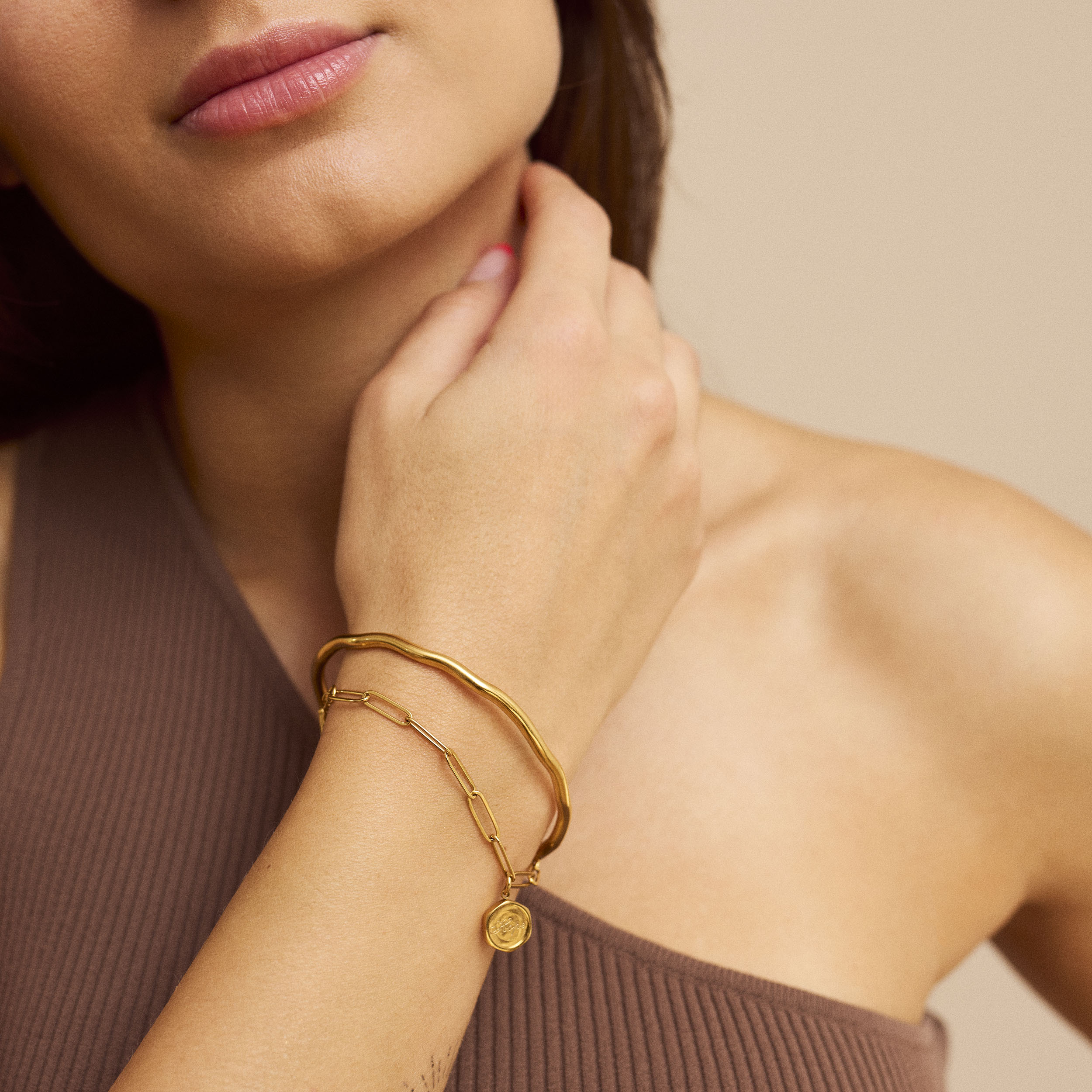 Hope Armband: Der Hope-Stern Anhänger bringt Glück. Glänzende Ankerkette mit mattem Anhänger. Perfekt für den beliebten Stacking-Look. Für Frauen, 18k vergoldet und wasserfest.