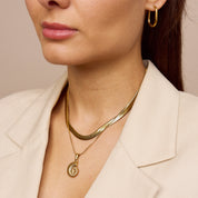 Nature-Anhänger in Muschelform, stilvoll kombiniert mit weiteren Anhängern im Stacking-Look sowie solo getragen. Ergänzt durch Bobby-Ketten in verschiedenen Größen, perfekt für einen natürlichen und eleganten Stil.