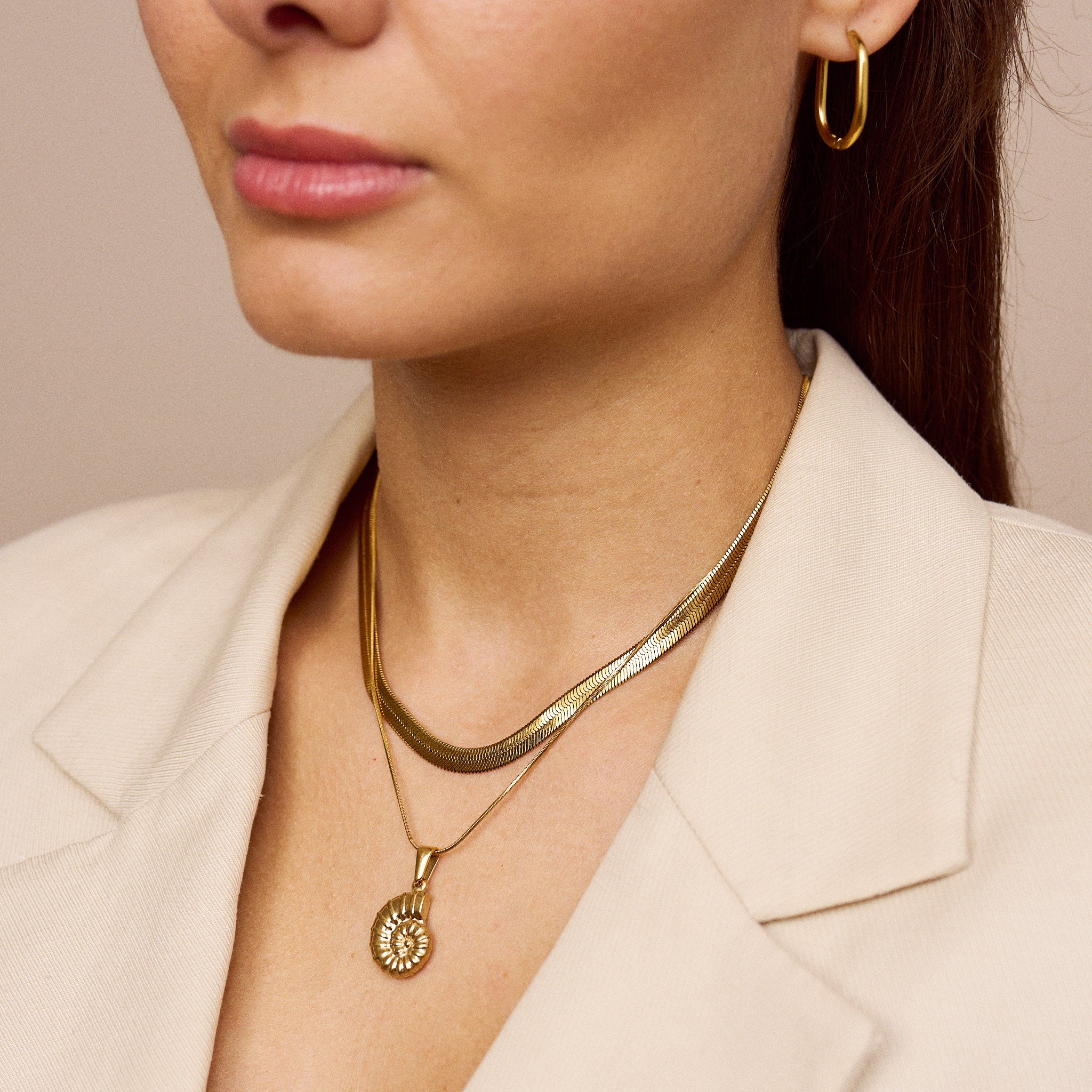 Nature-Anhänger in Muschelform, stilvoll kombiniert mit weiteren Anhängern im Stacking-Look sowie solo getragen. Ergänzt durch Bobby-Ketten in verschiedenen Größen, perfekt für einen natürlichen und eleganten Stil.