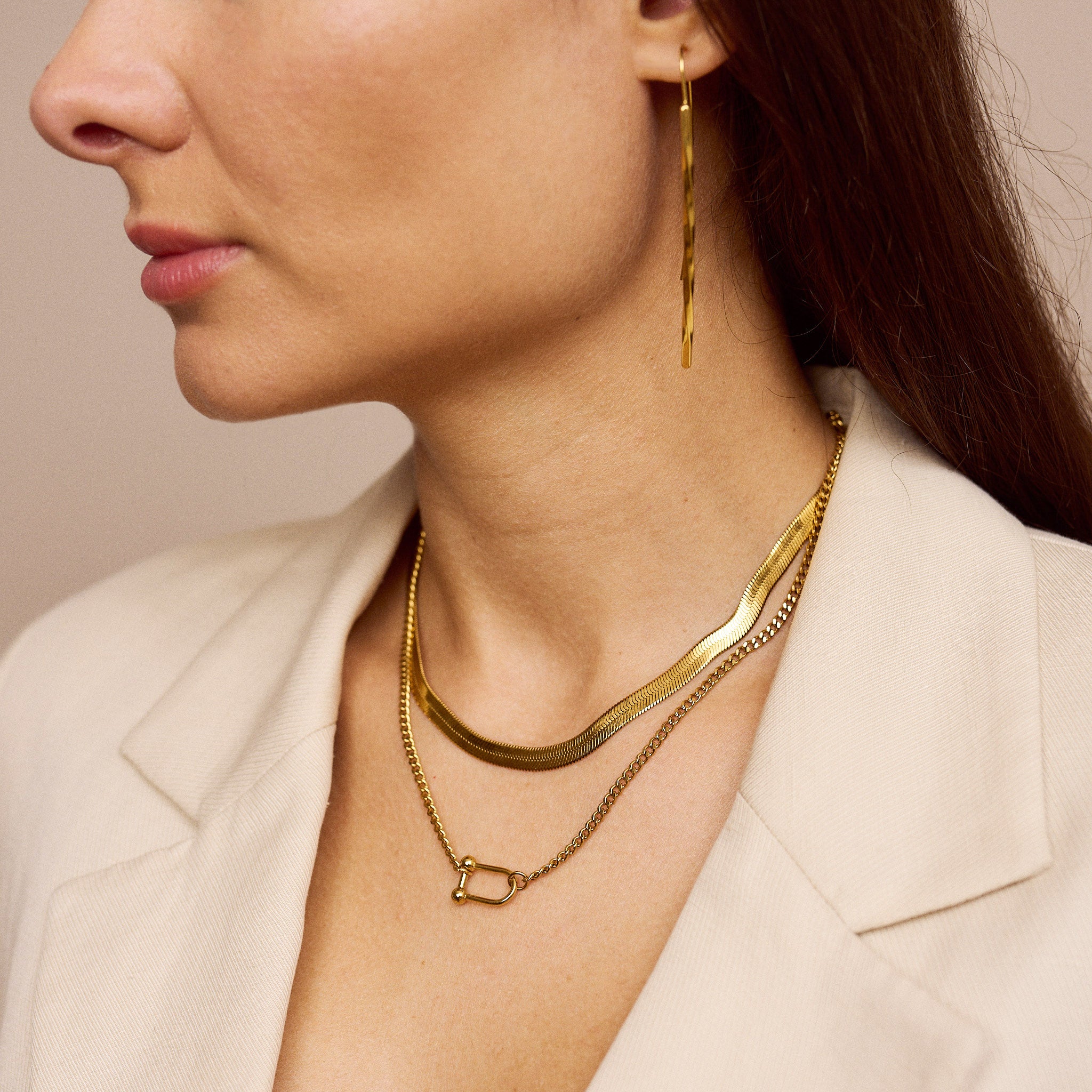 Schlangenartige WOW Halskette: Glatt, geschmeidig und perfekt an deine Haut anschmiegsam. Diese Statement-Kette bleibt im Gegensatz zu anderen Ketten nicht verknotet und behält ihre Form. Für Frauen, 18k vergoldet und wasserfest.