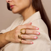Beam Ring: Filigraner Siegelring mit sonnenstrahlenartigen Einkerbungen und einem kleinen Glasstein in der Mitte. Ein dezentes Statement für Liebhaber
zarter Schmuckdesigns.
