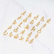 Einzelner Bamboo Bubble Buchstaben-Anhänger in glänzendem Gold – personalisierbar und stylisch.