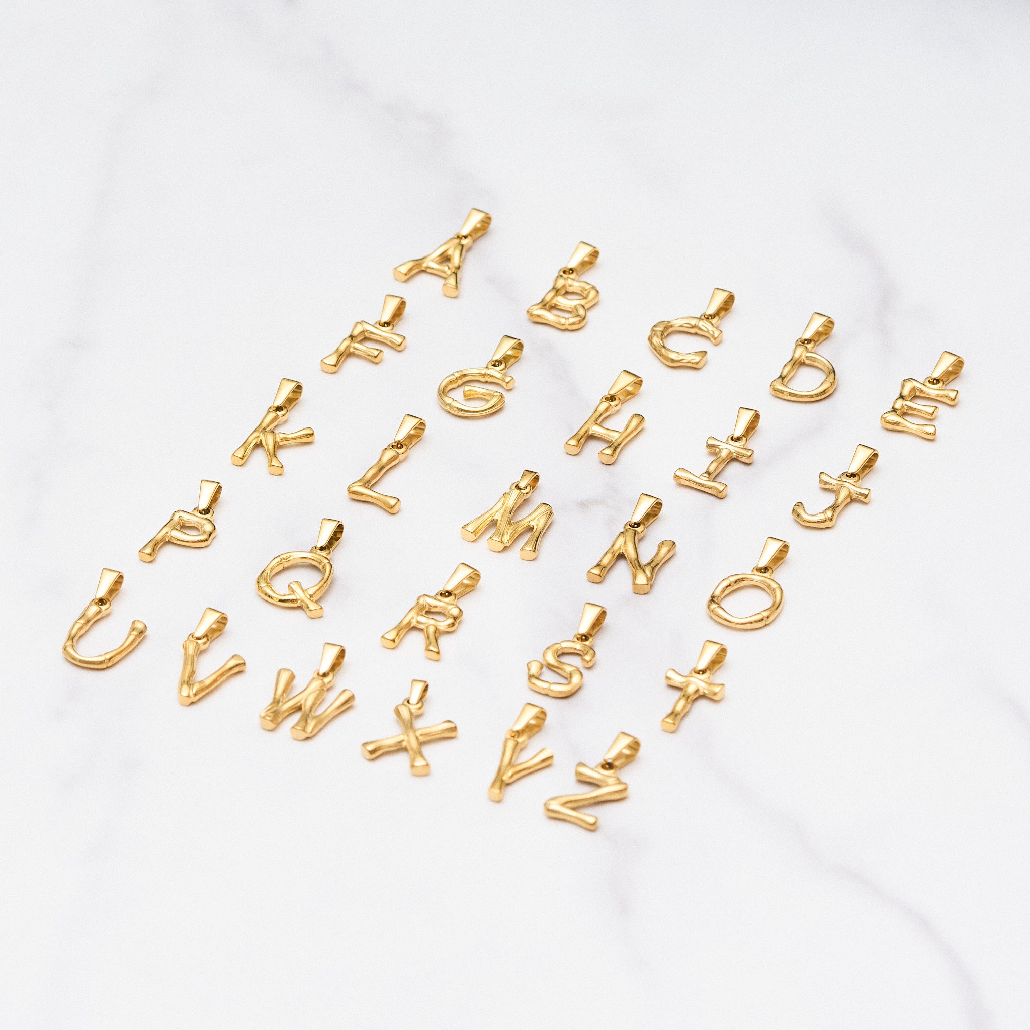 Einzelner Bamboo Bubble Buchstaben-Anhänger in glänzendem Gold – personalisierbar und stylisch.