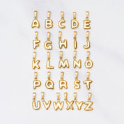 Vergoldeter Bubble Buchstaben Anhänger mit Bobby Kette auf weißem Hintergrund