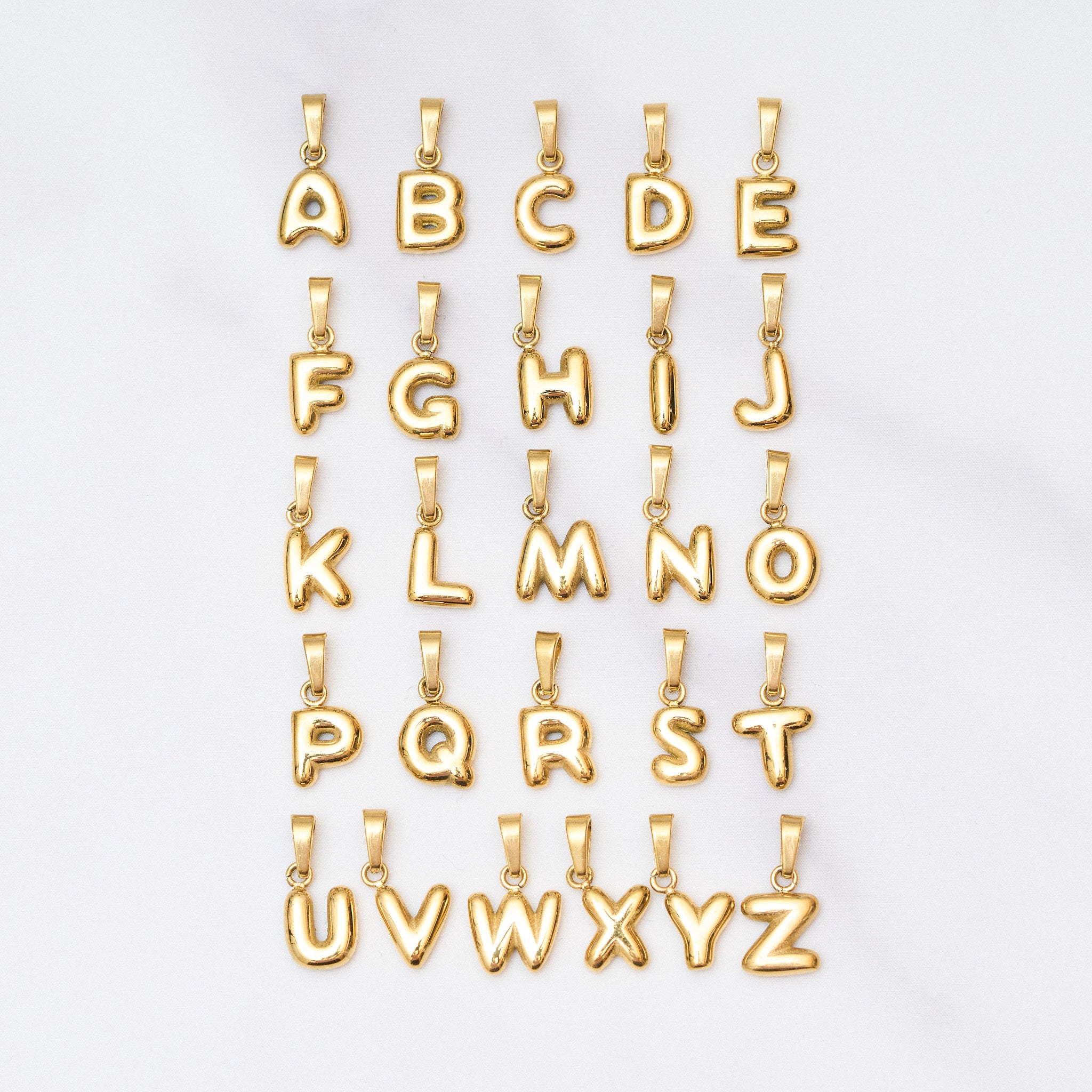 Vergoldeter Bubble Buchstaben Anhänger mit Bobby Kette auf weißem Hintergrund