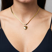 Ein besonderer Anhänger, der unsere Gefühle anspricht! Mit seinem herzförmigen Design, das wieder im Trend liegt, verleiht dieser Anhänger jedem Outfit eine persönliche Note. Er lässt sich wunderbar mit anderen Anhängern kombinieren, aber auch allein getragen strahlt er Wärme aus. Falls du noch die passende Kette benötigst, empfehlen wir die Bobby Kette in beiden Größen - sie passt perfekt dazu. Probier es doch gleich aus!