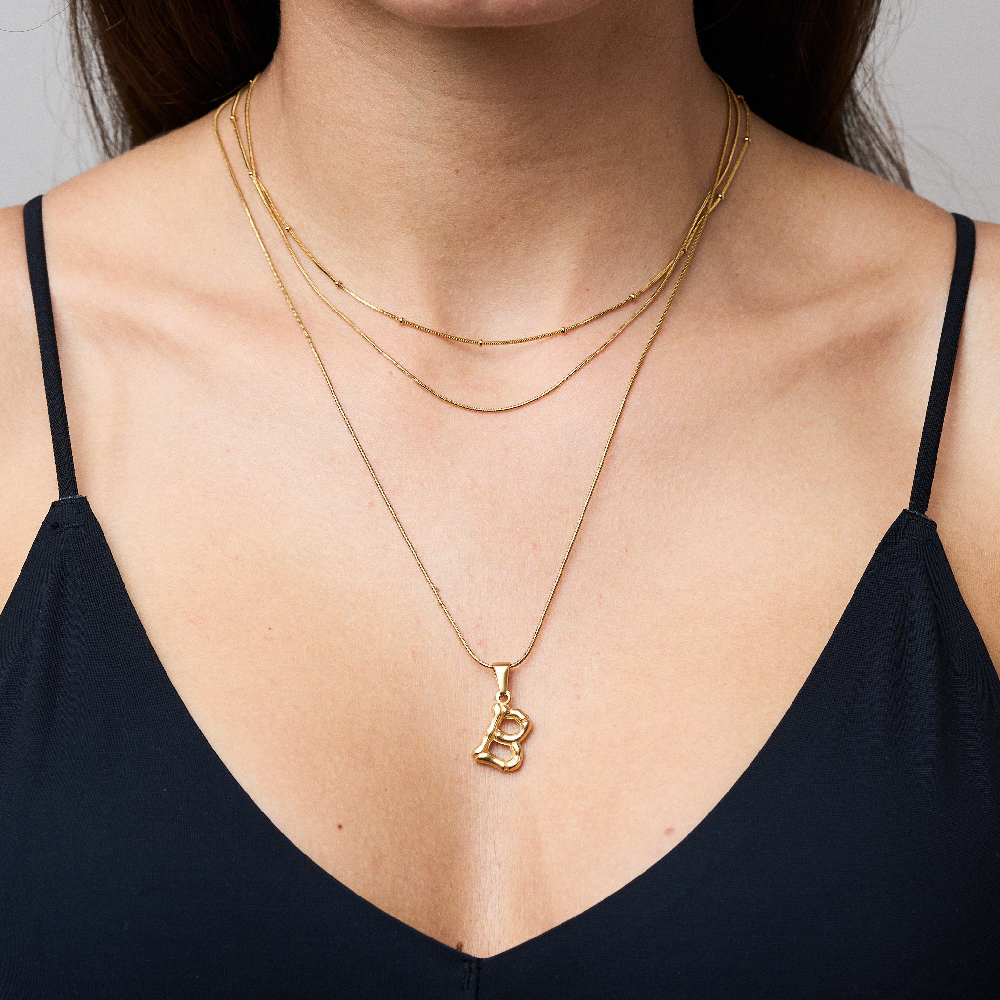 Einzelner Bamboo Bubble Buchstaben-Anhänger in glänzendem Gold – personalisierbar und stylisch.