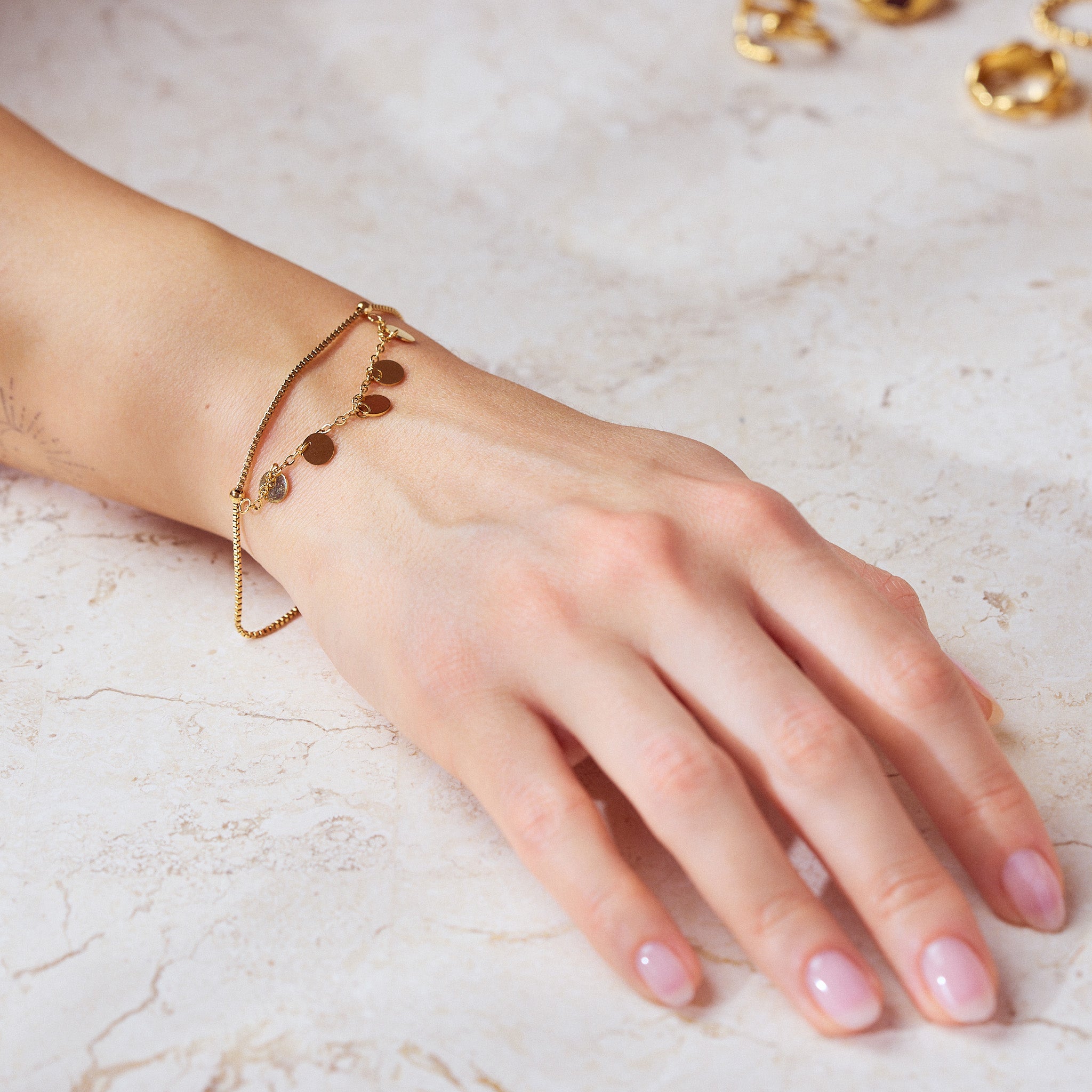 Unser Armour Armband für Frauen: 18k vergoldet, wasserfest und voller verspielter Goldplättchen, die jeden Tag zum besonderen Anlass machen
