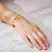 Capetown Armreif: Glanz für dein Handgelenk. Vielseitig kombinierbar mit anderen Armbändern oder Reifen. Ein unverzichtbares Accessoire. 18k vergoldet und wasserfest.