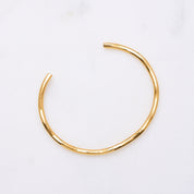 Capetown Armreif: Glanz für dein Handgelenk. Vielseitig kombinierbar mit anderen Armbändern oder Reifen. Ein unverzichtbares Accessoire. 18k vergoldet und wasserfest.