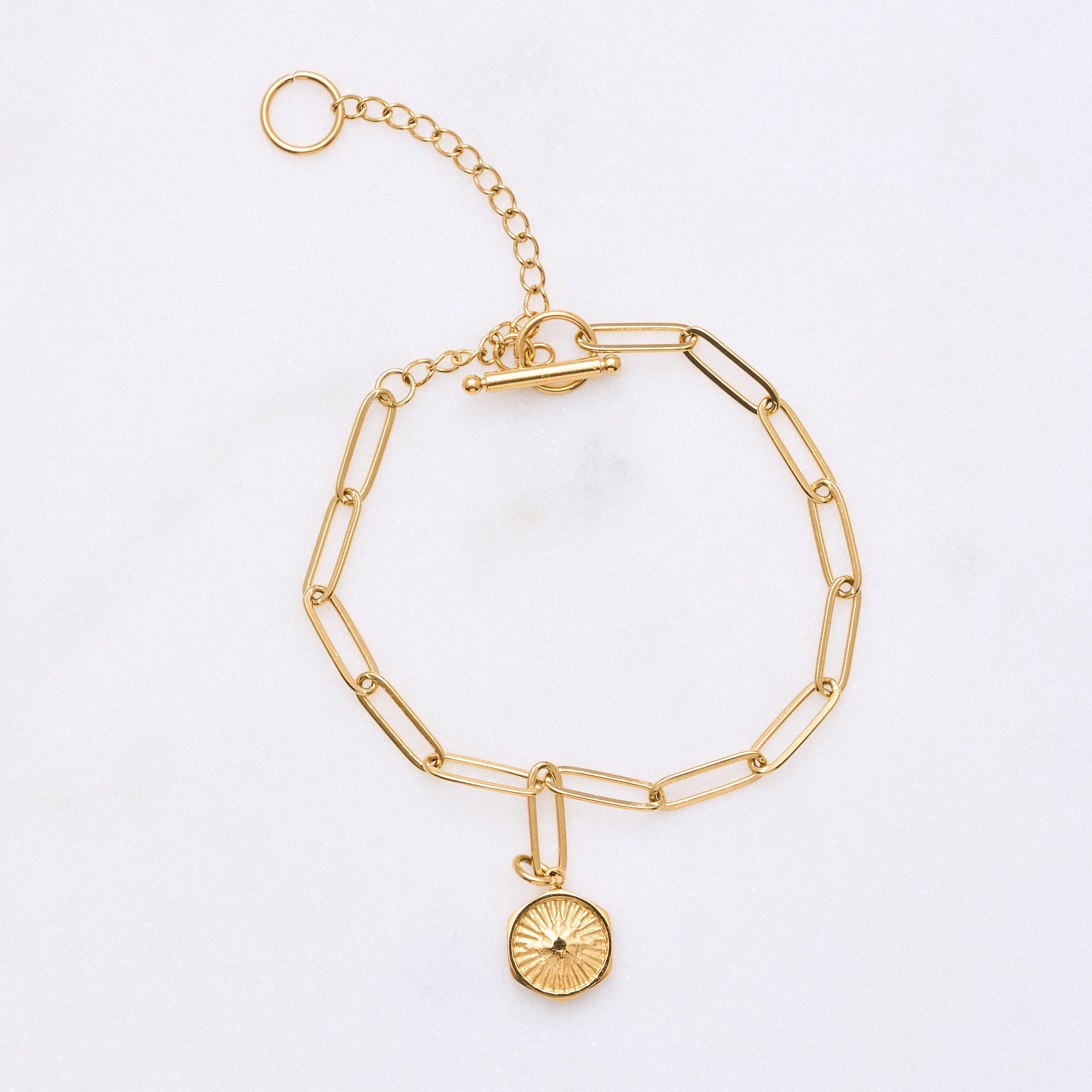 Hope Armband: Der Hope-Stern Anhänger bringt Glück. Glänzende Ankerkette mit mattem Anhänger. Perfekt für den beliebten Stacking-Look. Für Frauen, 18k vergoldet und wasserfest.