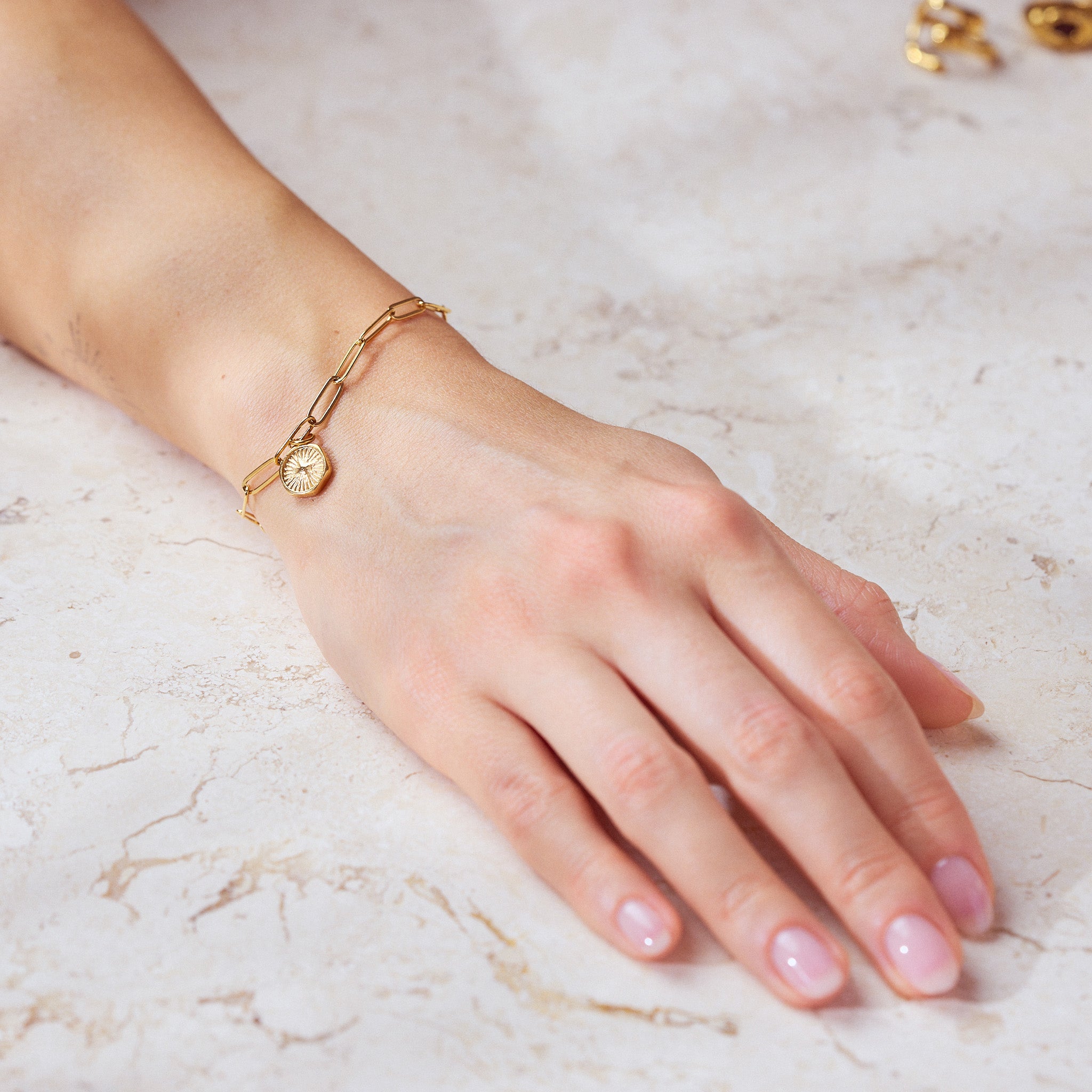 Hope Armband: Der Hope-Stern Anhänger bringt Glück. Glänzende Ankerkette mit mattem Anhänger. Perfekt für den beliebten Stacking-Look. Für Frauen, 18k vergoldet und wasserfest.