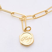 Hope Armband: Der Hope-Stern Anhänger bringt Glück. Glänzende Ankerkette mit mattem Anhänger. Perfekt für den beliebten Stacking-Look. Für Frauen, 18k vergoldet und wasserfest.