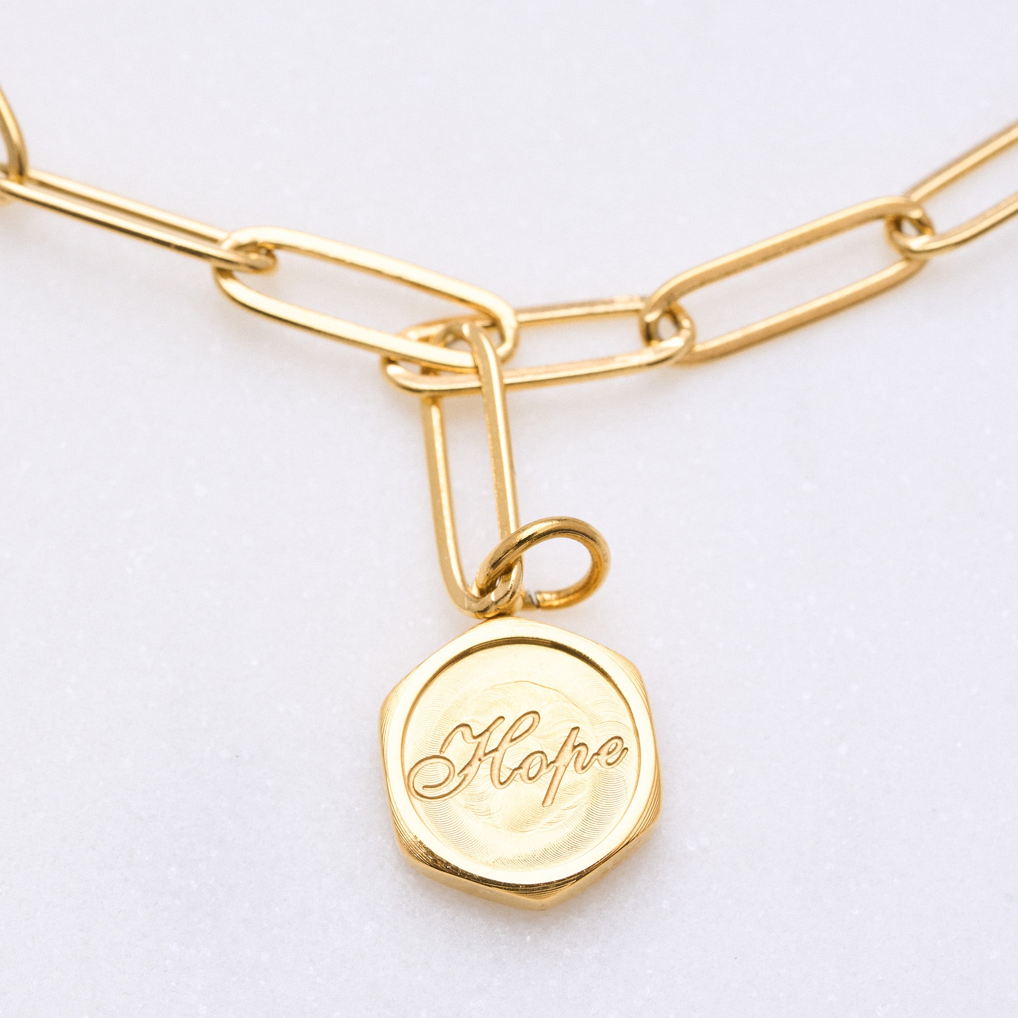 Hope Armband: Der Hope-Stern Anhänger bringt Glück. Glänzende Ankerkette mit mattem Anhänger. Perfekt für den beliebten Stacking-Look. Für Frauen, 18k vergoldet und wasserfest.