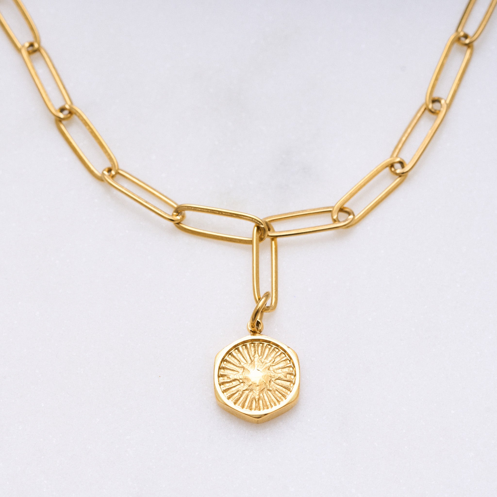 Hope Armband: Der Hope-Stern Anhänger bringt Glück. Glänzende Ankerkette mit mattem Anhänger. Perfekt für den beliebten Stacking-Look. Für Frauen, 18k vergoldet und wasserfest.