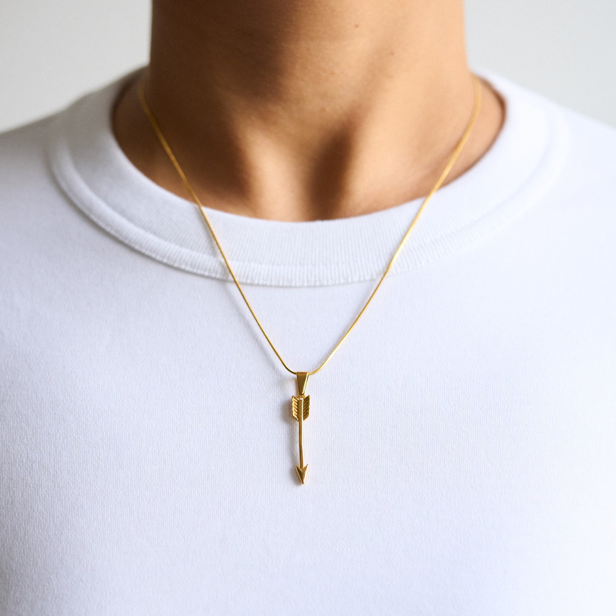 Der Pfeil symbolisiert Schutz und zugleich die romantische Kraft Amors, der Personifikation der Liebe. Arrow eignet sich hervorragend zum Stapeln mit anderen Anhängern, bewahrt jedoch auch als Einzelstück seine Wirkungskraft. Falls du noch die passende Kette benötigst, empfehlen wir die Bobby Ketten in beiden Größen - sie passen perfekt dazu. Warum probierst du es nicht gleich aus?