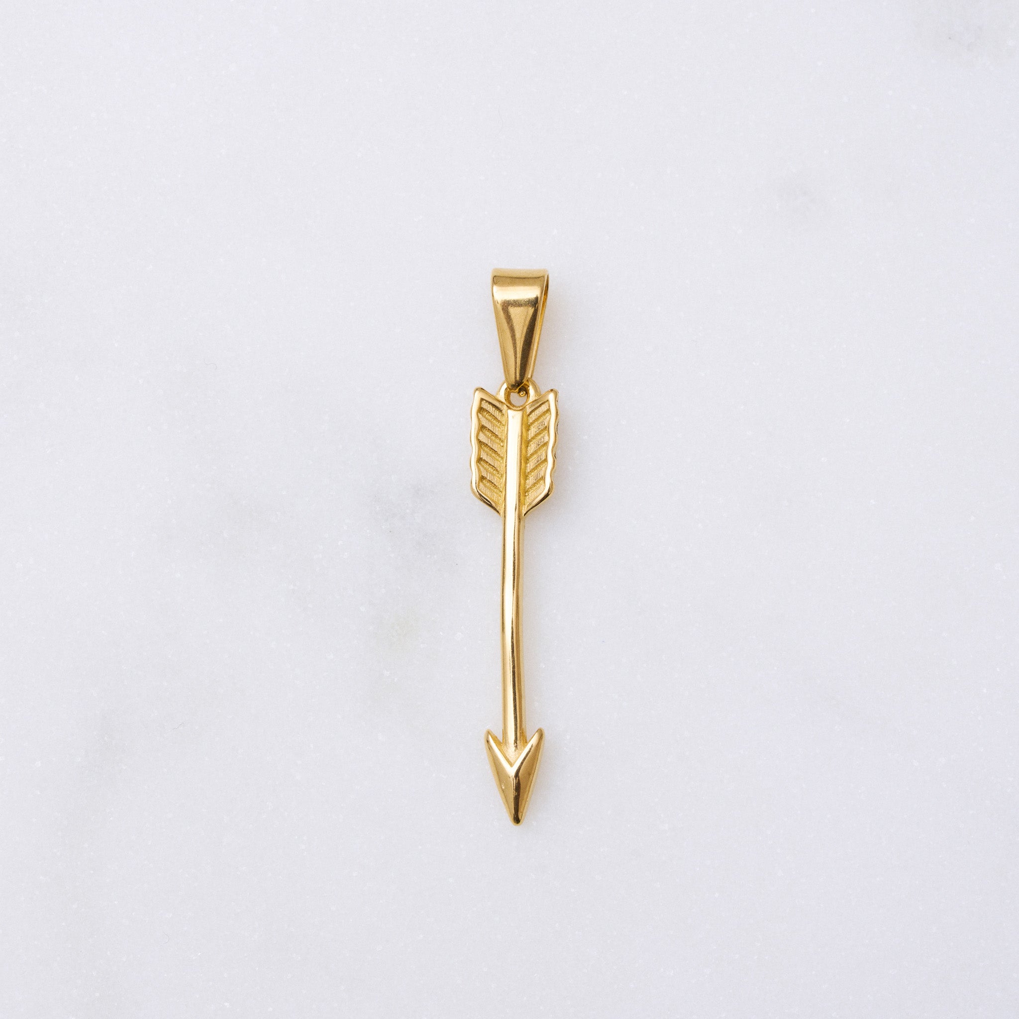 Der Pfeil symbolisiert Schutz und zugleich die romantische Kraft Amors, der Personifikation der Liebe. Arrow eignet sich hervorragend zum Stapeln mit anderen Anhängern, bewahrt jedoch auch als Einzelstück seine Wirkungskraft. Falls du noch die passende Kette benötigst, empfehlen wir die Bobby Ketten in beiden Größen - sie passen perfekt dazu. Warum probierst du es nicht gleich aus?