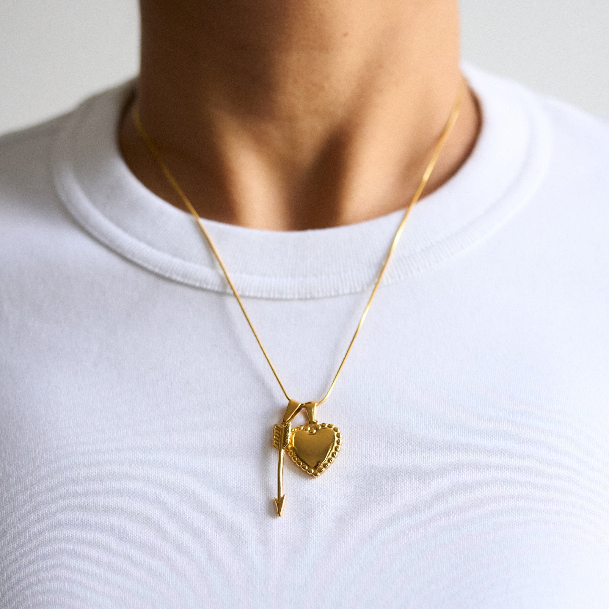 Der Pfeil symbolisiert Schutz und zugleich die romantische Kraft Amors, der Personifikation der Liebe. Arrow eignet sich hervorragend zum Stapeln mit anderen Anhängern, bewahrt jedoch auch als Einzelstück seine Wirkungskraft. Falls du noch die passende Kette benötigst, empfehlen wir die Bobby Ketten in beiden Größen - sie passen perfekt dazu. Warum probierst du es nicht gleich aus?