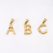 Einzelner Bamboo Bubble Buchstaben-Anhänger in glänzendem Gold – personalisierbar und stylisch.