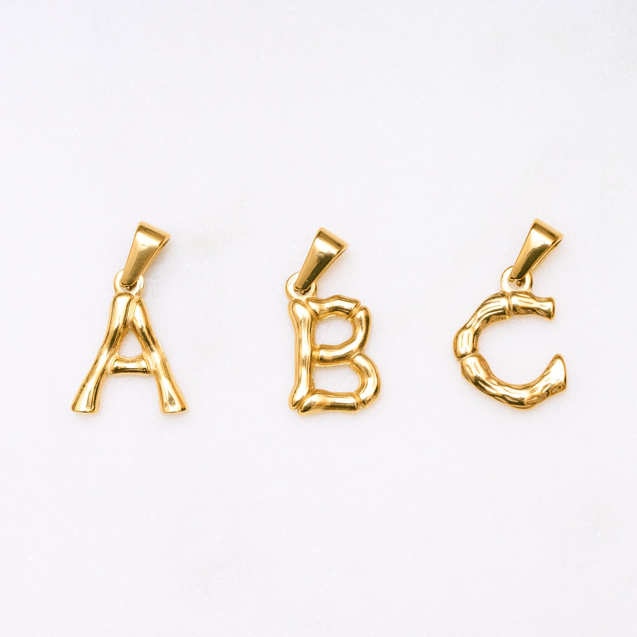 Einzelner Bamboo Bubble Buchstaben-Anhänger in glänzendem Gold – personalisierbar und stylisch.