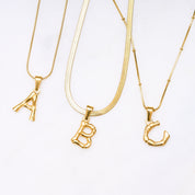 Einzelner Bamboo Bubble Buchstaben-Anhänger in glänzendem Gold – personalisierbar und stylisch.