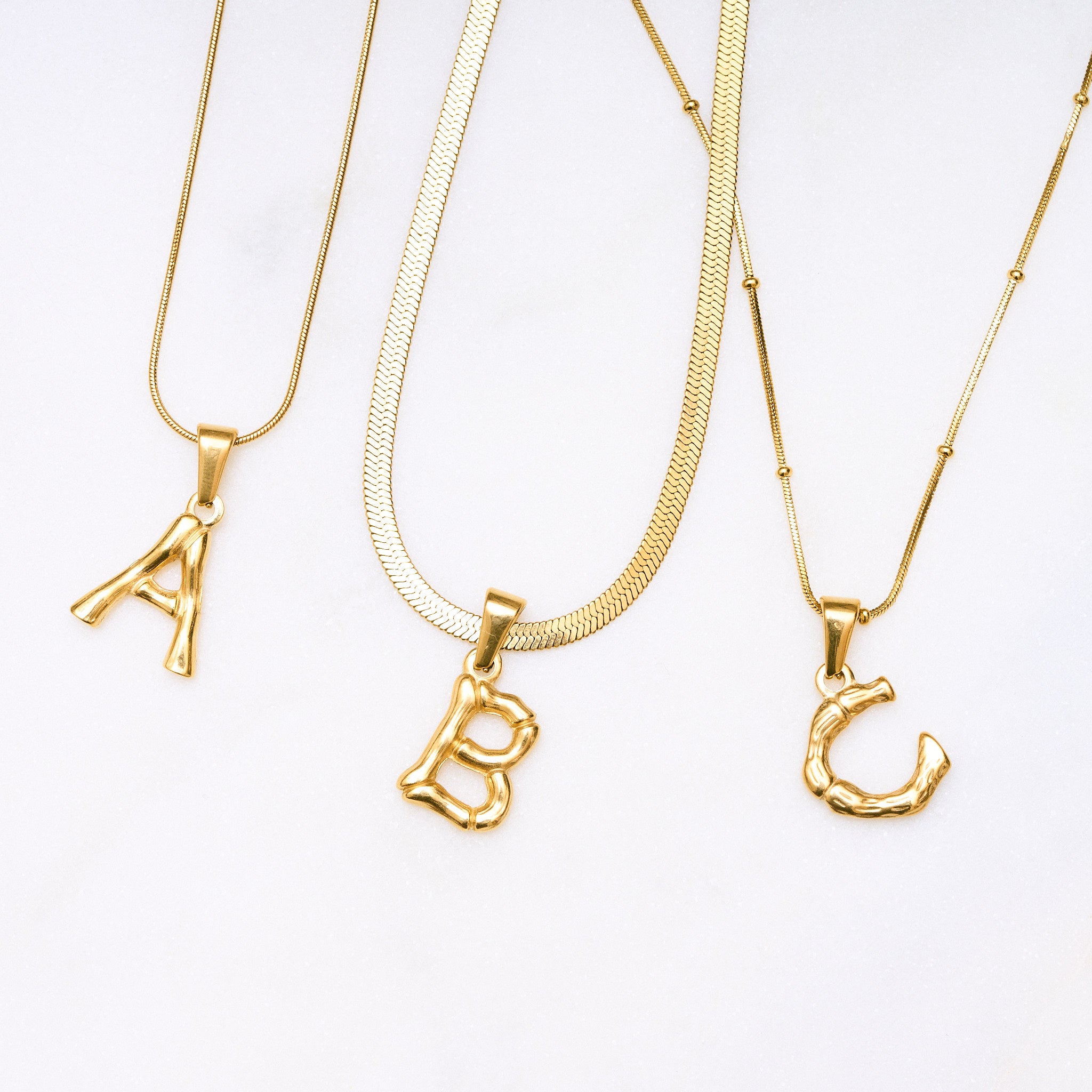 Einzelner Bamboo Bubble Buchstaben-Anhänger in glänzendem Gold – personalisierbar und stylisch.