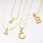 Einzelner Bamboo Bubble Buchstaben-Anhänger in glänzendem Gold – personalisierbar und stylisch.