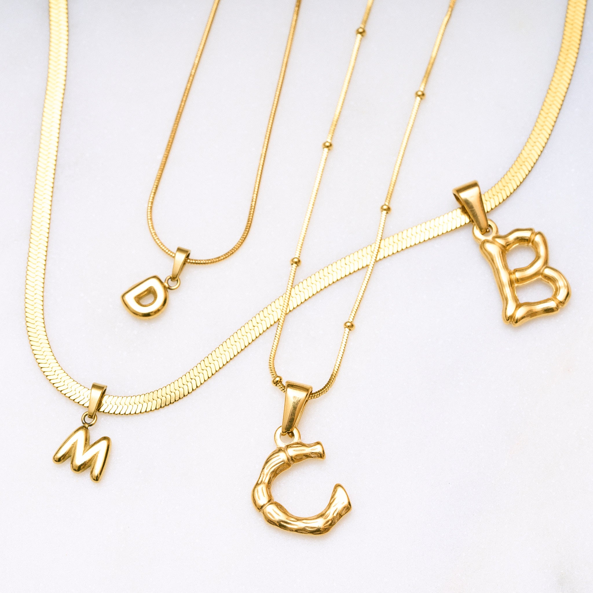 Einzelner Bamboo Bubble Buchstaben-Anhänger in glänzendem Gold – personalisierbar und stylisch.