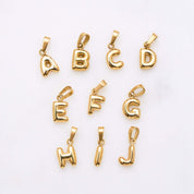 Das Bubble Alphabet-Anhänger: Ein Statement für deinen Namen. Perfekt für individuelle Kombinationen mit anderen Buchstaben oder Anhängern, oder filigran allein stehend. Ideal für personalisierten Schmuck. 18k vergoldet und wasserfest. Ergänze ihn mit ein