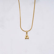 Das Bubble Alphabet-Anhänger: Ein Statement für deinen Namen. Perfekt für individuelle Kombinationen mit anderen Buchstaben oder Anhängern, oder filigran allein stehend. Ideal für personalisierten Schmuck. 18k vergoldet und wasserfest. Ergänze ihn mit ei