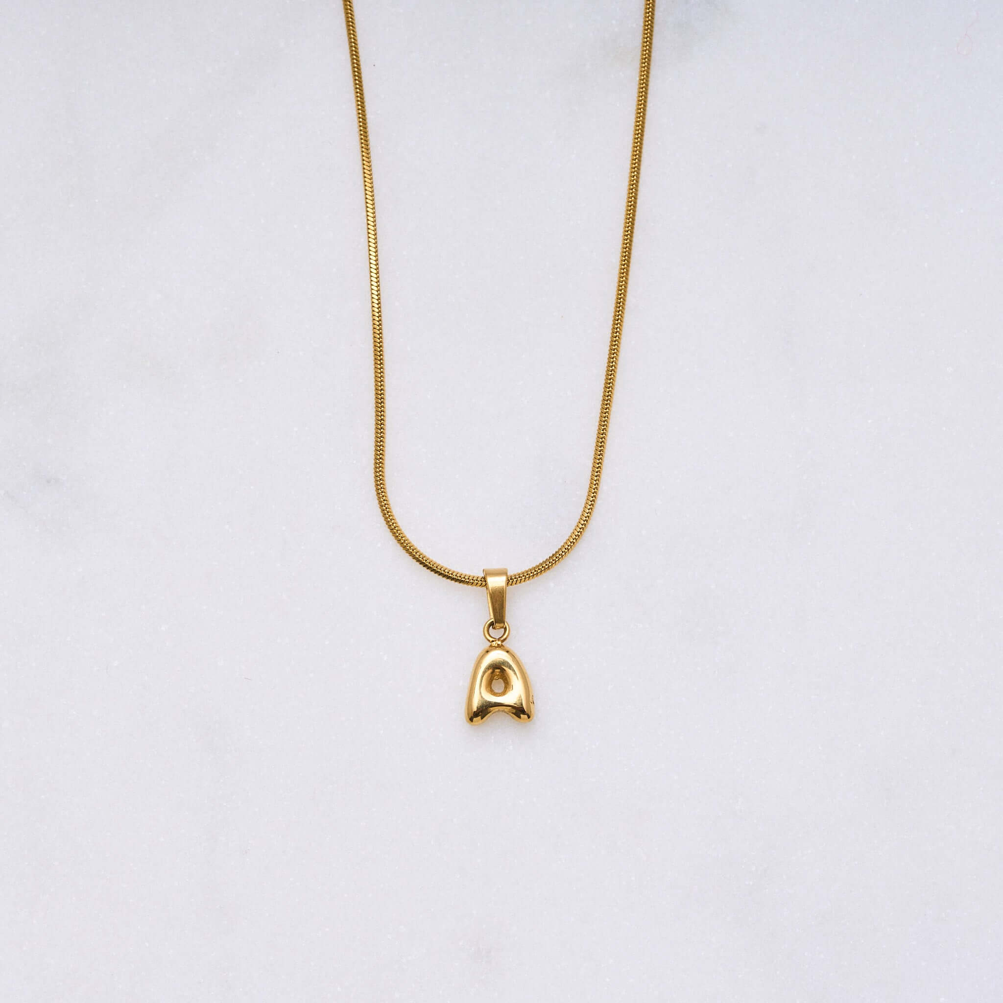 Das Bubble Alphabet-Anhänger: Ein Statement für deinen Namen. Perfekt für individuelle Kombinationen mit anderen Buchstaben oder Anhängern, oder filigran allein stehend. Ideal für personalisierten Schmuck. 18k vergoldet und wasserfest. Ergänze ihn mit ei