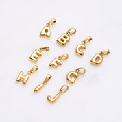 Das Bubble Alphabet-Anhänger: Ein Statement für deinen Namen. Perfekt für individuelle Kombinationen mit anderen Buchstaben oder Anhängern, oder filigran allein stehend. Ideal für personalisierten Schmuck. 18k vergoldet und wasserfest. Ergänze ihn mit ei
