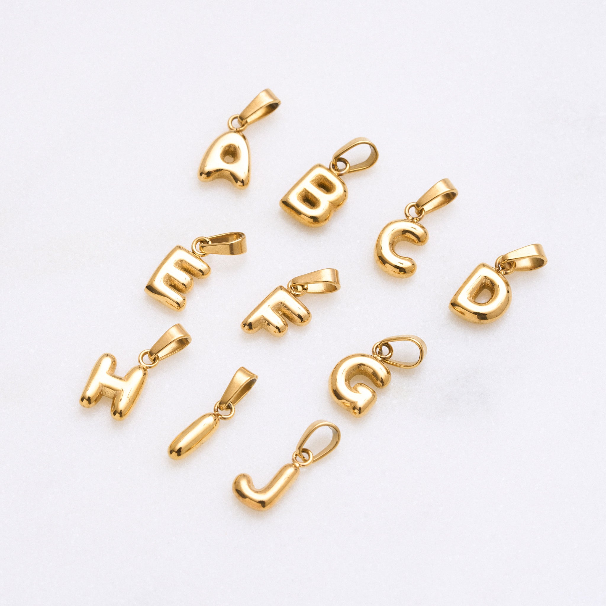 Das Bubble Alphabet-Anhänger: Ein Statement für deinen Namen. Perfekt für individuelle Kombinationen mit anderen Buchstaben oder Anhängern, oder filigran allein stehend. Ideal für personalisierten Schmuck. 18k vergoldet und wasserfest. Ergänze ihn mit ei