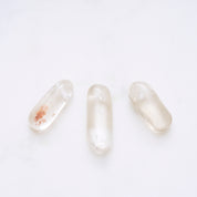 Bild einer eleganten Crystal-Halskette, die für positive Energie und die Reinigung von Geist und Seele steht. Jeder Naturstein ist einzigartig und variiert in Farbe und Form. Die Kette ist ein stilvolles Accessoire und ein echter Hingucker.