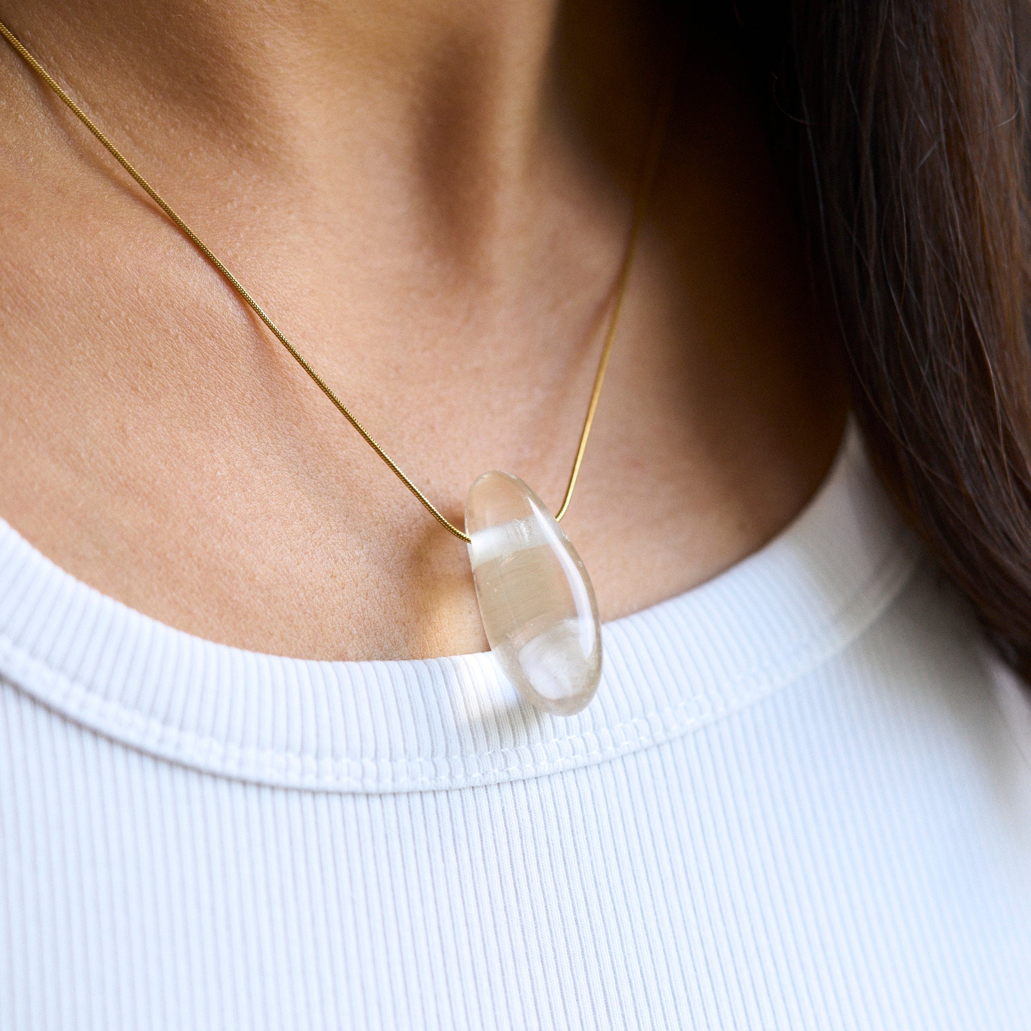 Bild einer eleganten Crystal-Halskette, die für positive Energie und die Reinigung von Geist und Seele steht. Jeder Naturstein ist einzigartig und variiert in Farbe und Form. Die Kette ist ein stilvolles Accessoire und ein echter Hingucker.