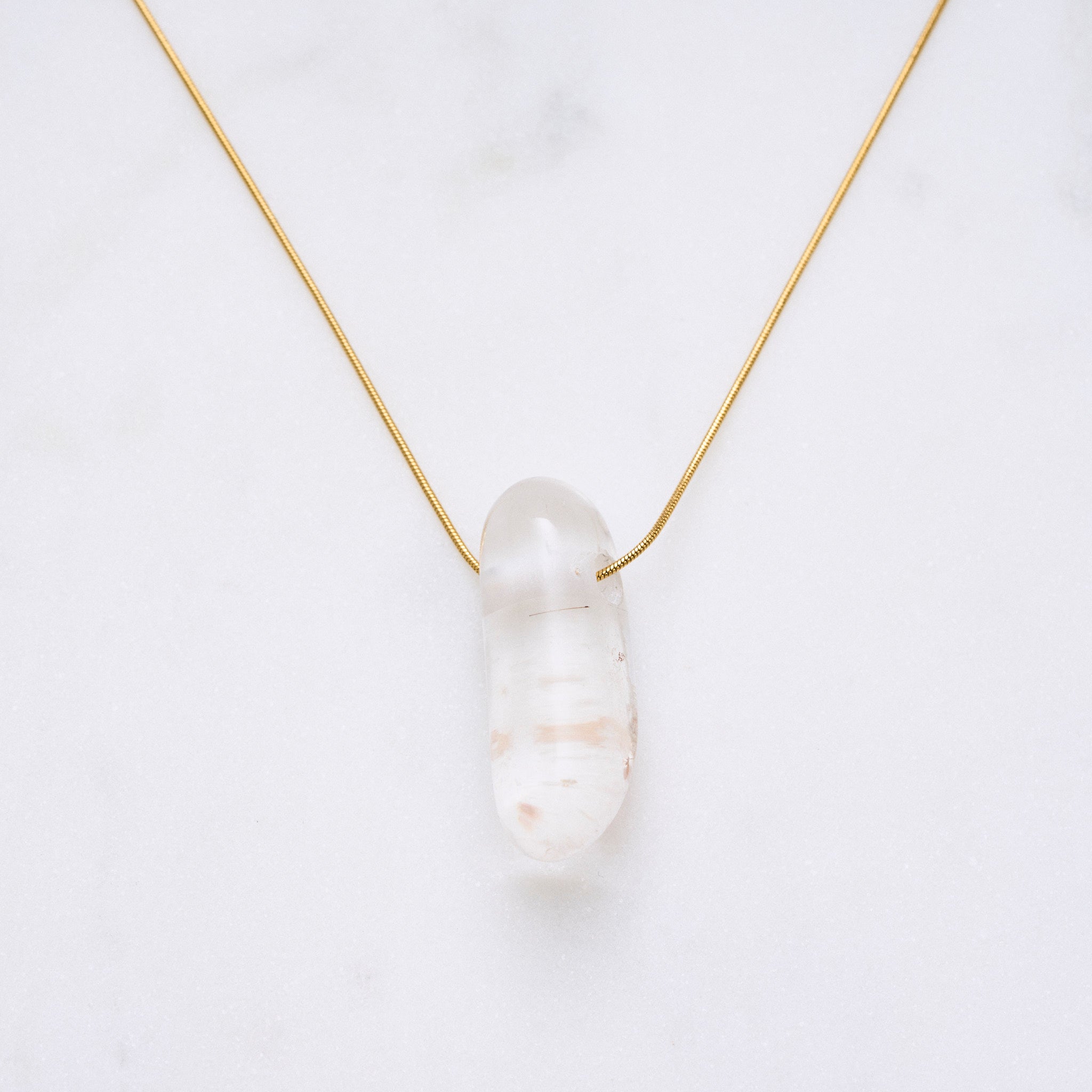 Bild einer eleganten Crystal-Halskette, die für positive Energie und die Reinigung von Geist und Seele steht. Jeder Naturstein ist einzigartig und variiert in Farbe und Form. Die Kette ist ein stilvolles Accessoire und ein echter Hingucker.