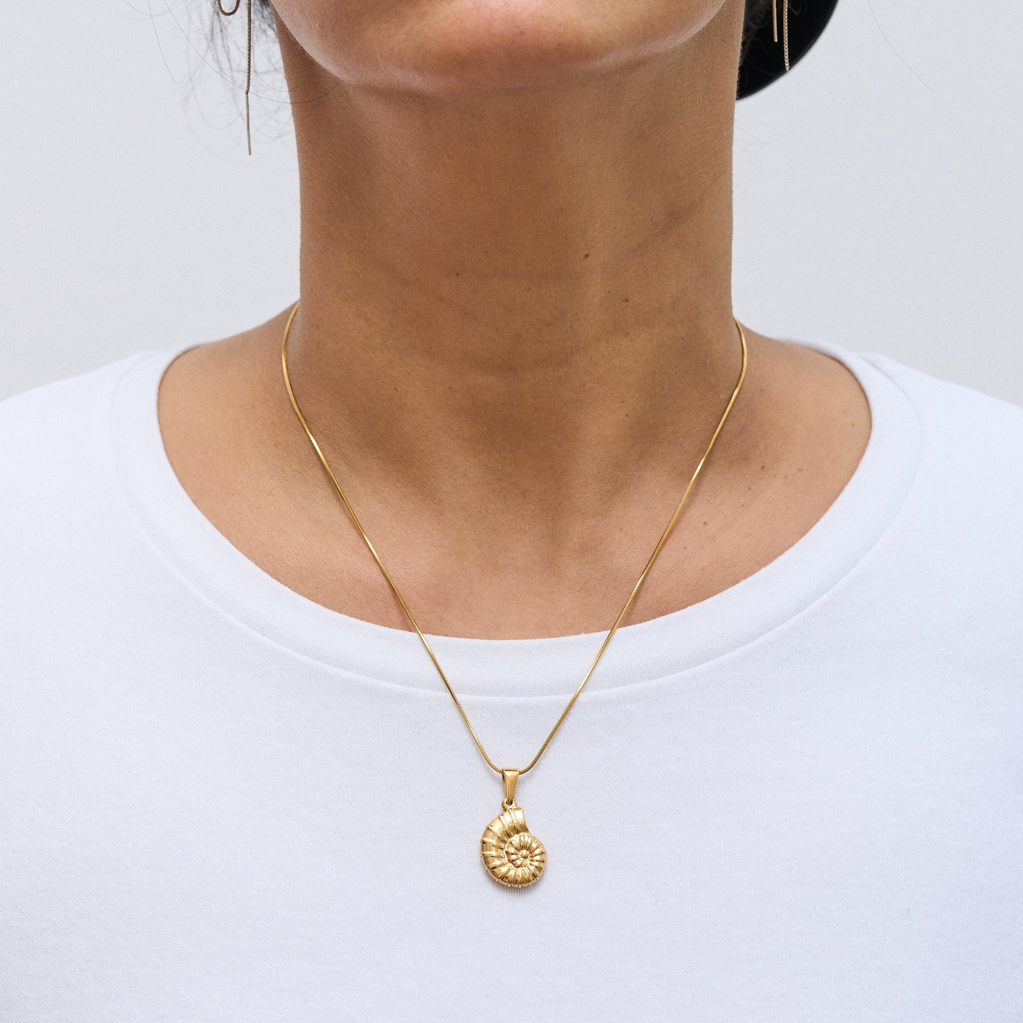 Nature-Anhänger in Muschelform, stilvoll kombiniert mit weiteren Anhängern im Stacking-Look sowie solo getragen. Ergänzt durch Bobby-Ketten in verschiedenen Größen, perfekt für einen natürlichen und eleganten Stil.