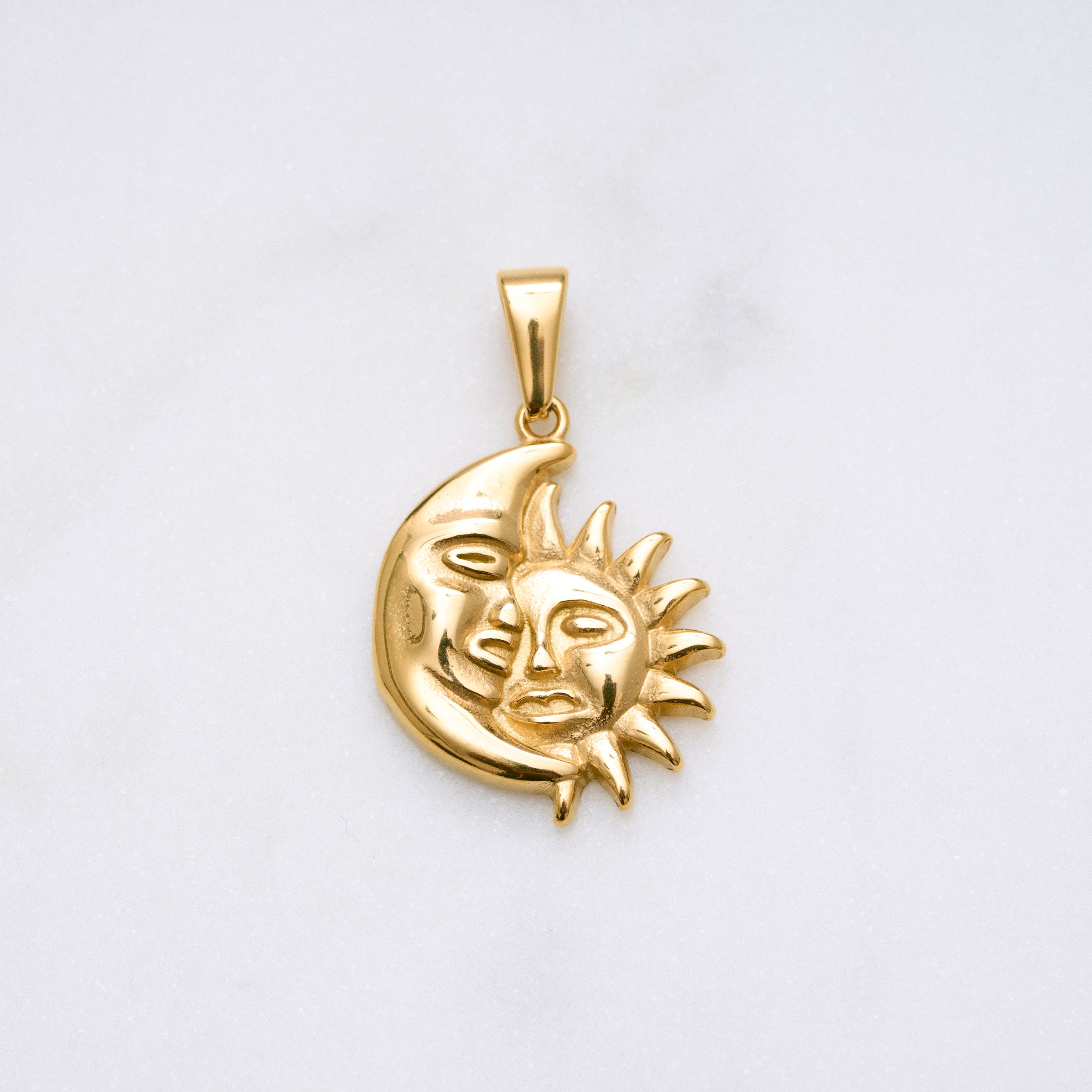 Bild des Lucky-Anhängers, der die Symbole von Sonne und Mond vereint. Die Sonne steht für Stärke und Kraft, der Mond symbolisiert Ruhe, Schönheit und Fürsorge. Der Anhänger kann mit der Bobby- oder Dotkette kombiniert werden und ist eine schöne, symbolträchtige Ergänzung zu jedem Look.