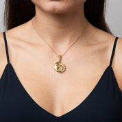Bild des Lucky-Anhängers, der die Symbole von Sonne und Mond vereint. Die Sonne steht für Stärke und Kraft, der Mond symbolisiert Ruhe, Schönheit und Fürsorge. Der Anhänger kann mit der Bobby- oder Dotkette kombiniert werden und ist eine schöne, symbolträchtige Ergänzung zu jedem Look.