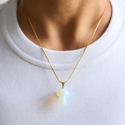 Ein funkelnder Talisman, der nicht nur Glück symbolisiert, sondern es auch verspricht! Dieser Anhänger wird dir bei jedem Anblick ein Gefühl des Glücks verleihen. Ob alleine getragen oder in Kombination mit anderen Anhängern, er wird jedem Outfit das gewisse Etwas verleihen. Die Bobby-Kette in beiden Größen passt perfekt dazu – probiere es aus und spüre die Magie!