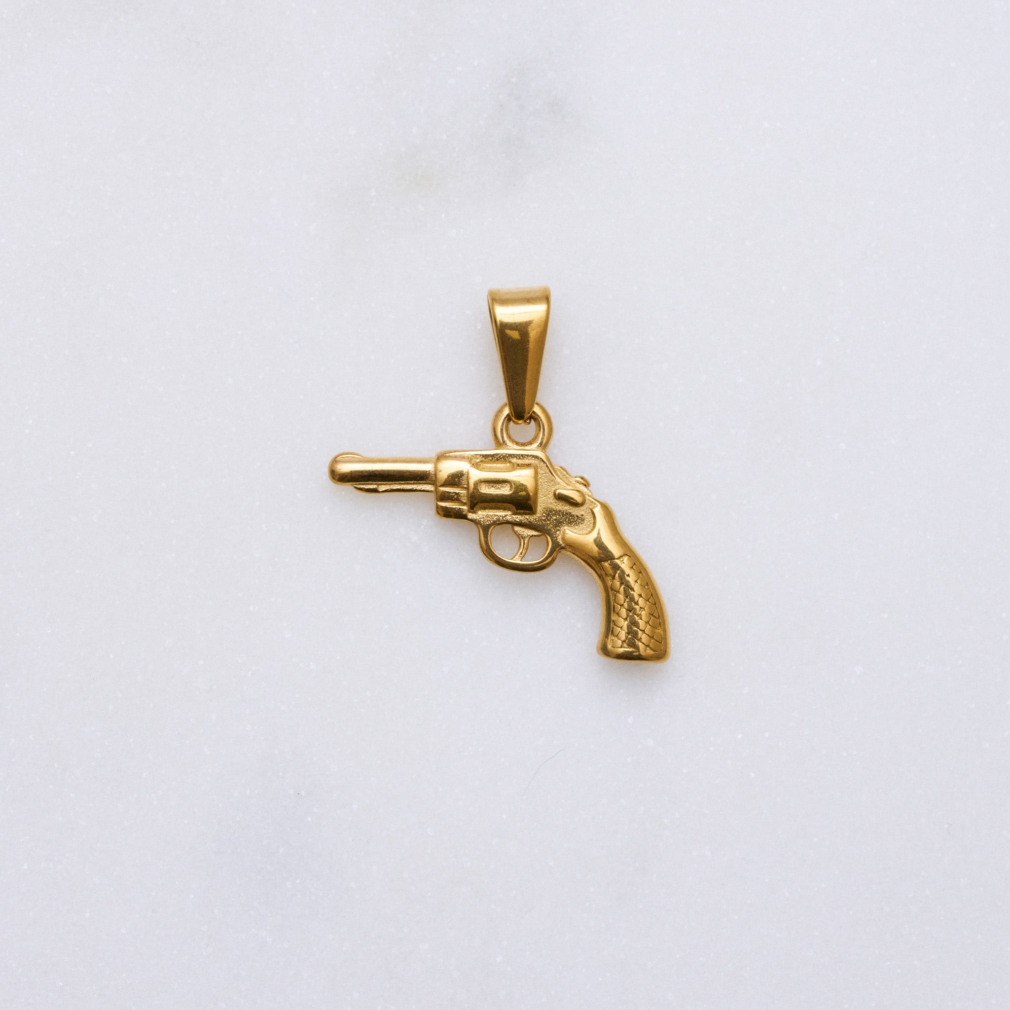 Ein Anhänger, der deinen starken Auftritt symbolisiert - ähnlich wie unser Arrow Anhänger, steht er für Stärke und Schutz. Er lässt sich perfekt mit anderen Anhängern kombinieren, aber auch allein getragen wird er jedem Outfit das gewisse Etwas verleihen. Die Bobby Ketten in beiden Größen passen ideal dazu. Probiere es aus und verleihe deinem Look den ultimativen Wow-Effekt!