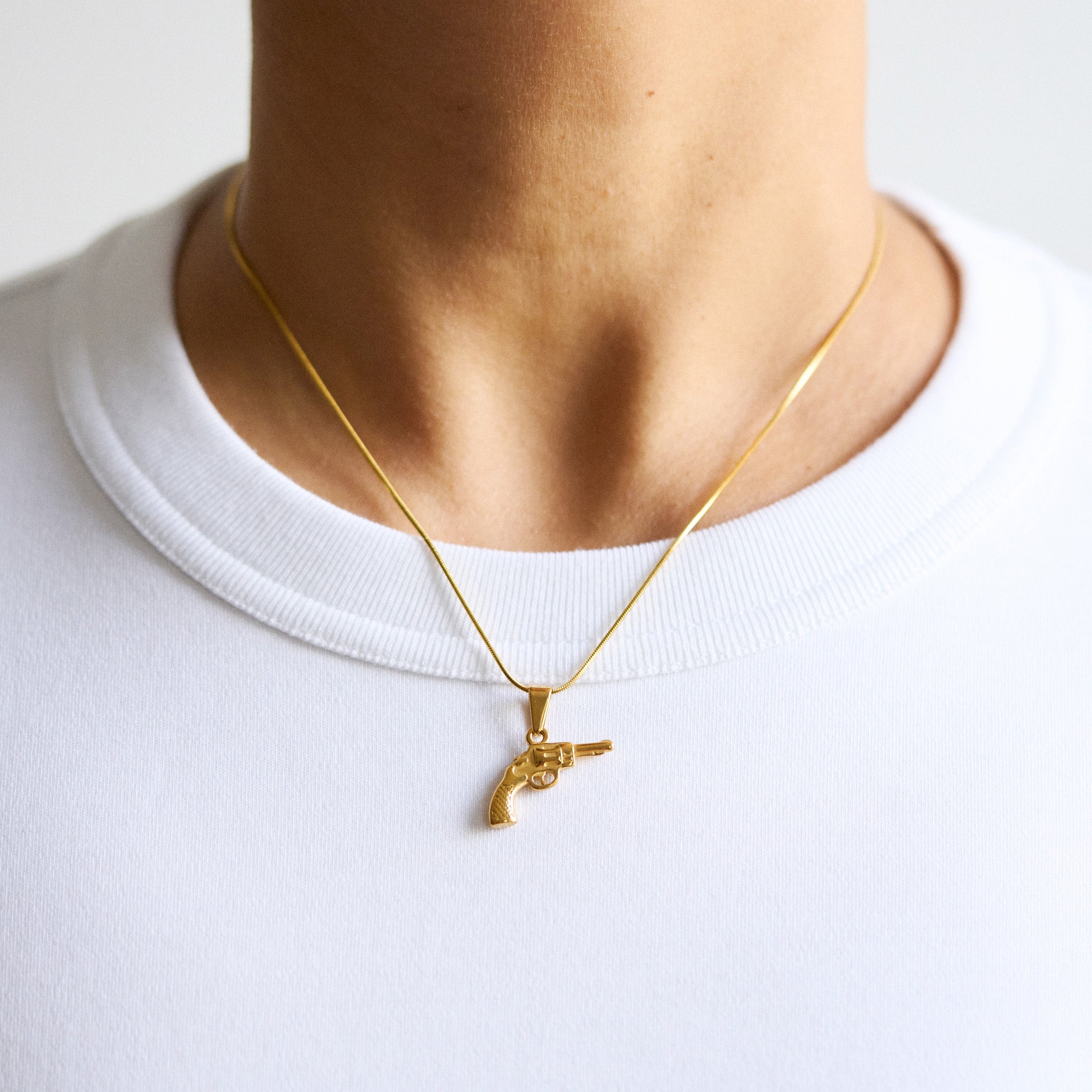 Ein Anhänger, der deinen starken Auftritt symbolisiert - ähnlich wie unser Arrow Anhänger, steht er für Stärke und Schutz. Er lässt sich perfekt mit anderen Anhängern kombinieren, aber auch allein getragen wird er jedem Outfit das gewisse Etwas verleihen. Die Bobby Ketten in beiden Größen passen ideal dazu. Probiere es aus und verleihe deinem Look den ultimativen Wow-Effekt!