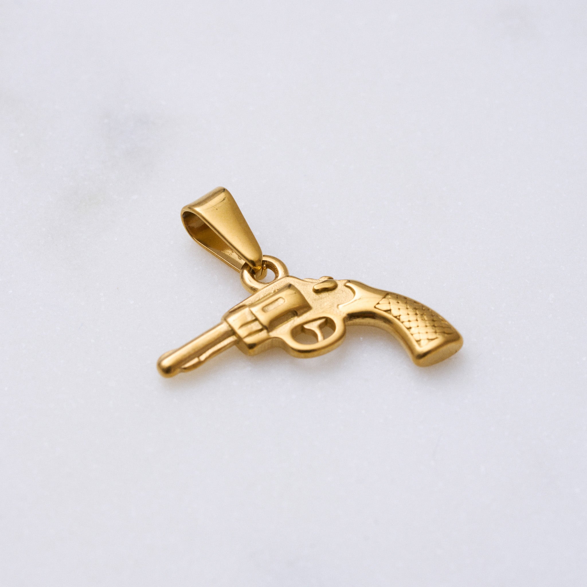 Ein Anhänger, der deinen starken Auftritt symbolisiert - ähnlich wie unser Arrow Anhänger, steht er für Stärke und Schutz. Er lässt sich perfekt mit anderen Anhängern kombinieren, aber auch allein getragen wird er jedem Outfit das gewisse Etwas verleihen. Die Bobby Ketten in beiden Größen passen ideal dazu. Probiere es aus und verleihe deinem Look den ultimativen Wow-Effekt!