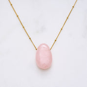 Bild einer zarten Rosy-Halskette mit einem Rosenquarz-Anhänger, der als Stein der Herzen bekannt ist. Jeder Naturstein ist einzigartig in Farbe und Form. Diese Kette symbolisiert Kraft und Wärme für die Seele und ist gleichzeitig ein stilvolles Accessoire und Hingucker.