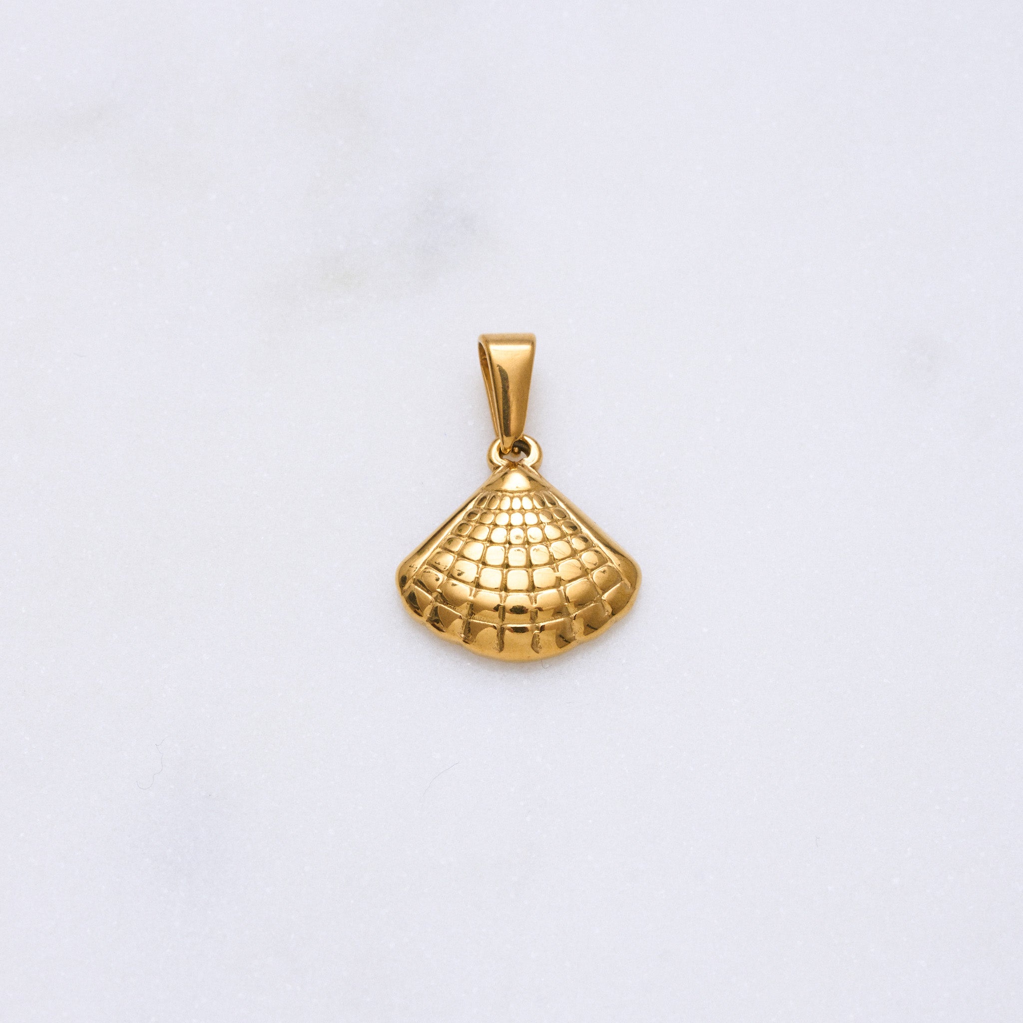 Die Muschel symbolisiert Weiblichkeit und Intuition. Die sanften Formen dieses Anhängers machen ihn zum idealen Begleiter für den Alltag, sowohl im Sommer als auch im Winter. Shell eignet sich hervorragend zum Kombinieren mit anderen Anhängern, behält jedoch auch als Einzelstück seine Ausstrahlung. Wenn du noch die passende Kette benötigst, empfehlen wir die Bobby Ketten in beiden Größen - sie passen perfekt dazu. Warum probierst du es nicht gleich aus?