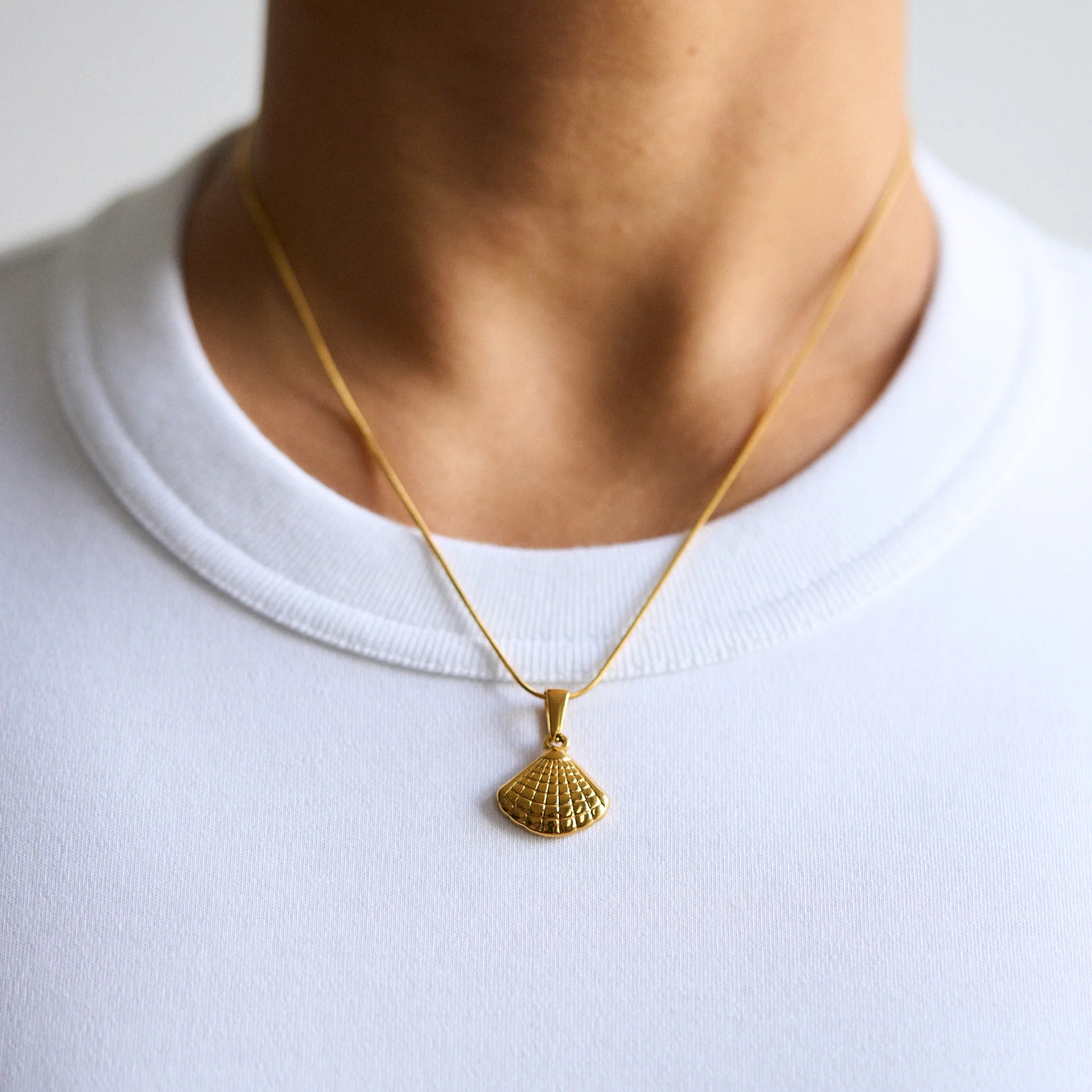 Die Muschel symbolisiert Weiblichkeit und Intuition. Die sanften Formen dieses Anhängers machen ihn zum idealen Begleiter für den Alltag, sowohl im Sommer als auch im Winter. Shell eignet sich hervorragend zum Kombinieren mit anderen Anhängern, behält jedoch auch als Einzelstück seine Ausstrahlung. Wenn du noch die passende Kette benötigst, empfehlen wir die Bobby Ketten in beiden Größen - sie passen perfekt dazu. Warum probierst du es nicht gleich aus?