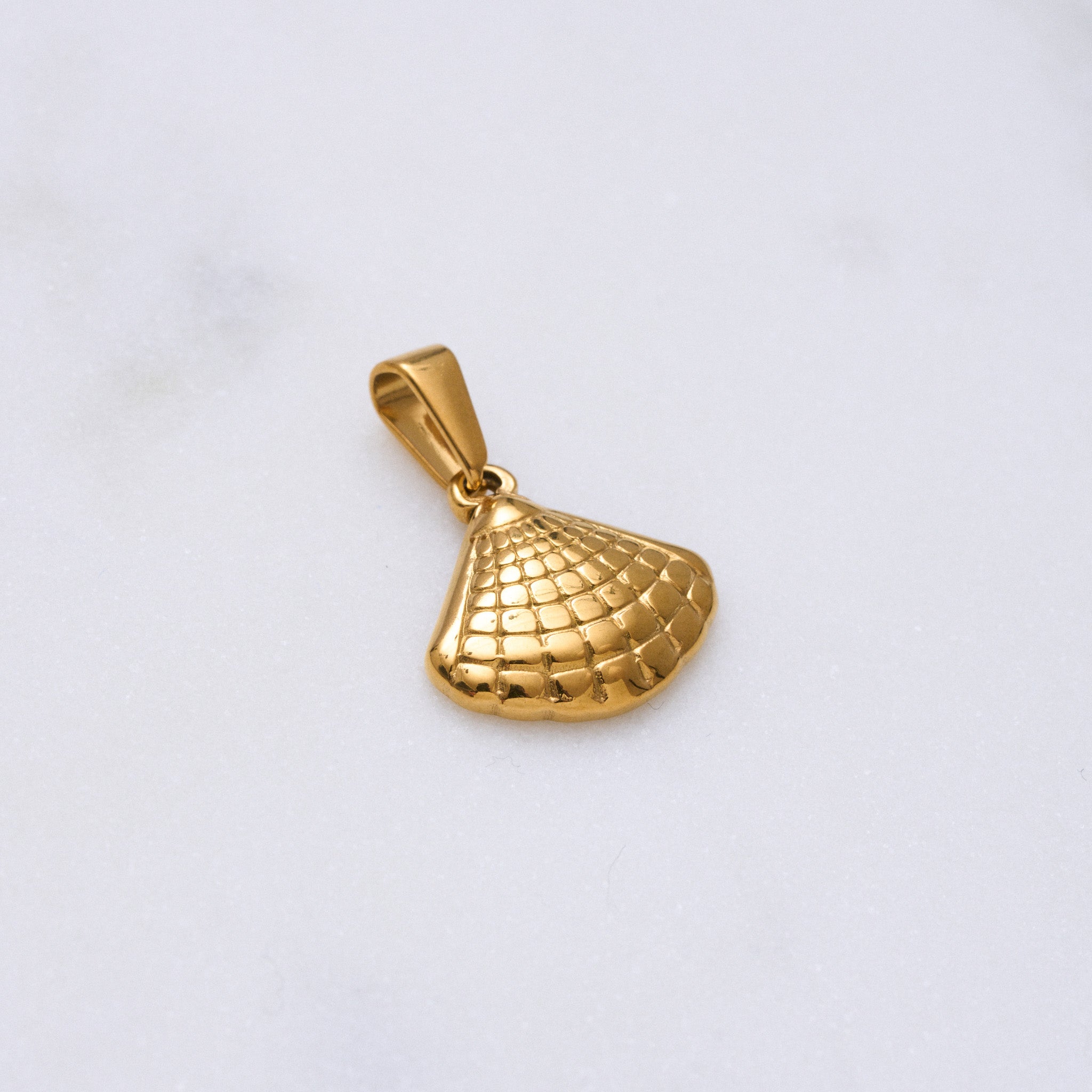 Die Muschel symbolisiert Weiblichkeit und Intuition. Die sanften Formen dieses Anhängers machen ihn zum idealen Begleiter für den Alltag, sowohl im Sommer als auch im Winter. Shell eignet sich hervorragend zum Kombinieren mit anderen Anhängern, behält jedoch auch als Einzelstück seine Ausstrahlung. Wenn du noch die passende Kette benötigst, empfehlen wir die Bobby Ketten in beiden Größen - sie passen perfekt dazu. Warum probierst du es nicht gleich aus?