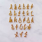 Kette mit mehreren Buchstaben-Anhängern – ideal für Namen oder Initialen von Herzensmenschen.